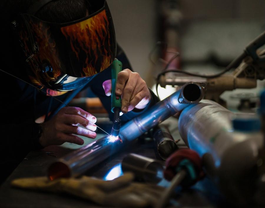 uomo-che-lavora-con-saldatrice-ad-argon-un-garage.jpg