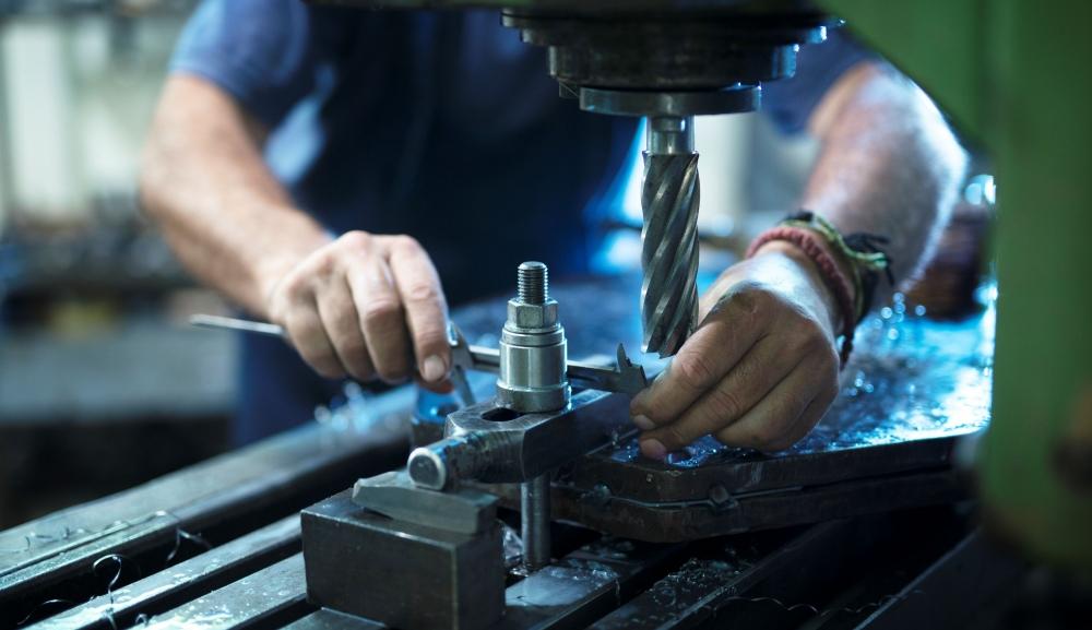 lavoratore-operante-macchina-industriale-officina-di-metallo.jpg