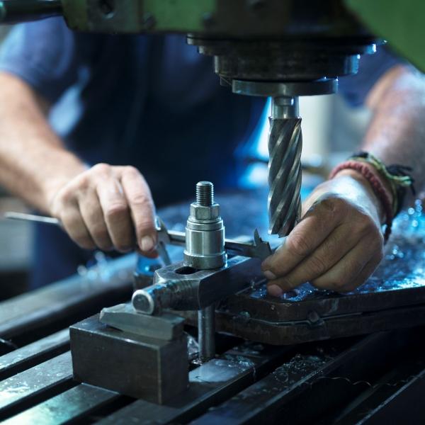 lavoratore-operante-macchina-industriale-officina-di-metallo.jpg