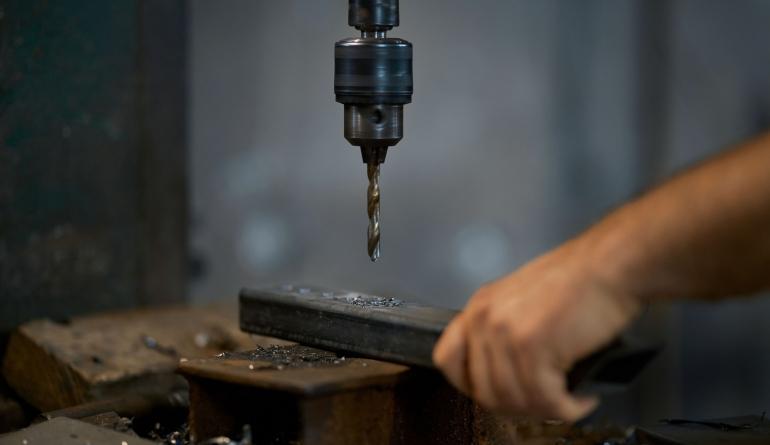 processo-di-creazione-di-metallo-e-recinzione-con-strumenti-speciali.jpg